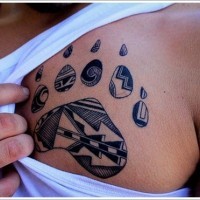 Tatuaje en el pecho, huella geométrica
