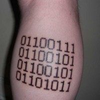 Tolles schwarzes  Binärcode Geek Tattoo am Bein