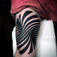 Tatuaje en el brazo, diseño hipnótico de rayas negras y blancas