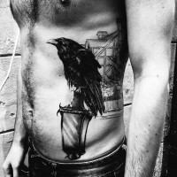 Fantastische schwarze realistische Krähe auf Straßenlaterne Seite Tattoo