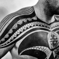 Tatuaje en el hombro y hombros, ornamento tribal agradable, tinta negra