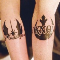 Fantastisches schwarzes Star Wars Embleme Tattoo an Unterarmen mit Schriftzug