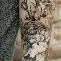 Erschütterndes Tattoo von Blumen in Schwarz am Arm