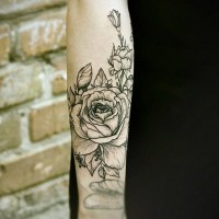 Erschütterndes Tattoo von Rose in schwarzen Linien am Unterarm