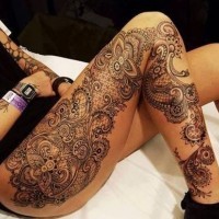 Tolles  schwarzes Muster Oberschenkel Tattoo für Frauen