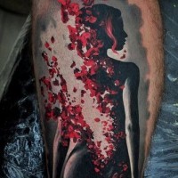 Erschütterndes Tattoo von rotschwarzer Frau am Arm