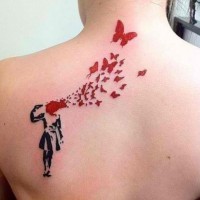 Tatuaje en la espalda,
el hombre con mariposas que surgen de la sangre