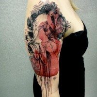 Tatuaje en el brazo, mujer abstracta de colores negro y rojo