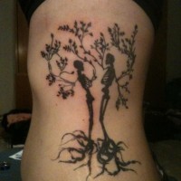 Tatuaggio semplice sul fianco i scheletri in forma degli alberi