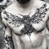 Impresionante tatuaje de pecho estilo blackwork pintado por Inez Janiak de búho volador