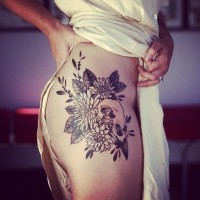 Awesome bouquet of flowers and a skull bird tattoo on thigh for women
