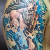 Schönes cartoonischer farbiger wütender Poseidon Tattoo am Unterarm