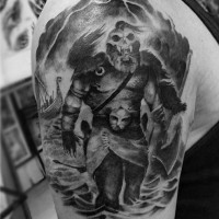 Tatuaje en el hombro, guerrero imponente en el mar y barco de vikingos