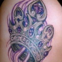 Schönes Tattoo mit farbiger grauer und violetter Krone