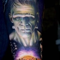eccezionale colorato realistico eroe di vecchio film tatuaggio su braccio