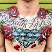 Fantastisches buntes großes Tattoo mit Blumen, Schriftzug und gebrochenen Diamanten an der Brust
