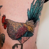 Tatuaje de gallo abigarrado con cola verde brillante