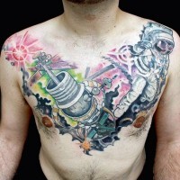 Tatuaje en el pecho,  astronauta y cohete de colores