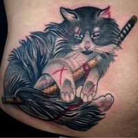 Fantastische bunte verwundete Katze mit Samurais Schwert Tattoo