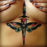 pugnale colorato impressionante con farfalla tatuaggio