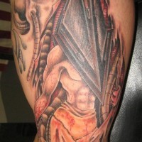 Tatuaje en el brazo, monstruo 
espeluznante de Silent Hill