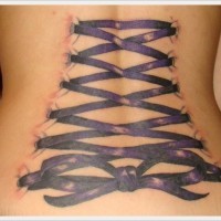 Tatuaje  de cordones púrpuras del corsé en la espalda