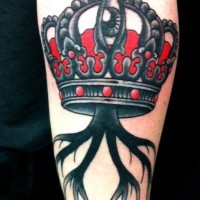 Tatuaje  de corona con ojo en ella y raíces