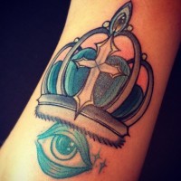 Tatuaje  de corona con cruz y un ojo