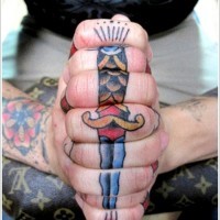 Toller Dolch Tattoo an den Finger