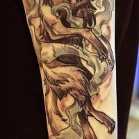 impressionante tatuaggio lupo morto sul mezzo manicotto