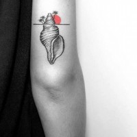 Tatuaje en el brazo, concha con paisaje, diseño pequeño