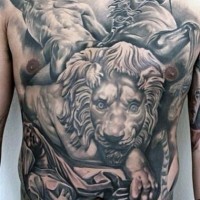 Tatuaje en el pecho, estatua de piedra de guerrero griego a caballo y león maravillosos