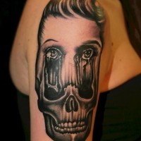 eccezionale disegno dipinto nero e bianco faccia corrotta di cranio tatuaggio su spalla