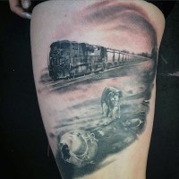 Tolles Design und gemalter schwarzer und weißer moderner Zug mit Hund Tattoo am Oberschenkel