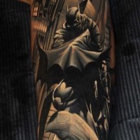 eccezionale disegno e dipinto colorato realistico Batman in citta tatuaggio su braccio