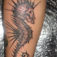 Tatuaje en la pierna,
caballo de mar estilizado con cráneo en lugar de rostro