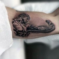Tatuaje en el brazo, hombre fornido con serpiente, colores negro blanco