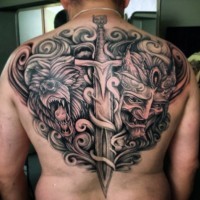 eccezionale disegno nero e bianco demonio fantasia mostro con  orso e spada tatuaggio pieno di schiena
