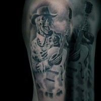 Tatuaje en el brazo, esqueleto  cantante divertido que toca la guitarra acústica