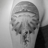 Tatuaje en el brazo,  nave extraterrestre  que roba a hombre, dibujo sencillo negro blanco