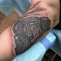 Tatuaje en el brazo,
tren occidental retro