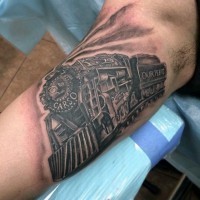 Super detaillierter großer alter westlicher Zug Tattoo am Arm