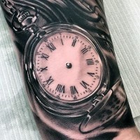 Fantastische detaillierte schwarze und weiße antike Taschenuhr Tattoo am Arm
