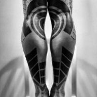 Super detailliertes schwarzes Ornamenten Tattoo an Beinen
