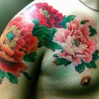 Super detaillierte bunte Blumen Tattoo an der Schulter
