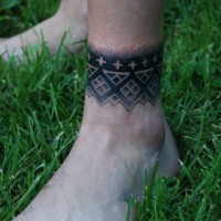 Tatuaje en el tobillo, pulsera negra, dotwork