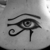 Tatuaje en la espalda alta,  símbolo ojo de Horus con ojo humano precioso, tinta negra