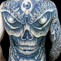 Tatuaje en la espalda completa,
cráneo tremendo con tercer ojo