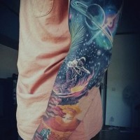 Tatuaje en el brazo, cosmos espléndido profundo