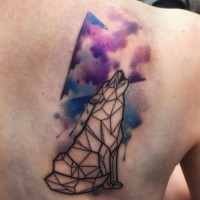 Tatuaje en el omóplato, lobo formado de formas geométricas con el cielo nocturno